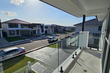 “Brand New Home Defines Luxury Living !” - Photo 4