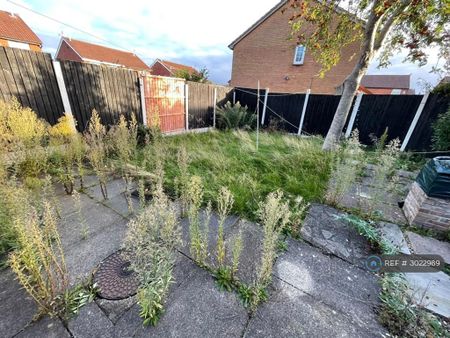 3 bedroom semi-detached house to rent - Photo 5