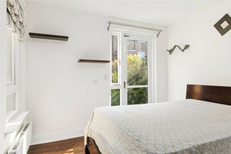 3 bedroom flat in London - Photo 3