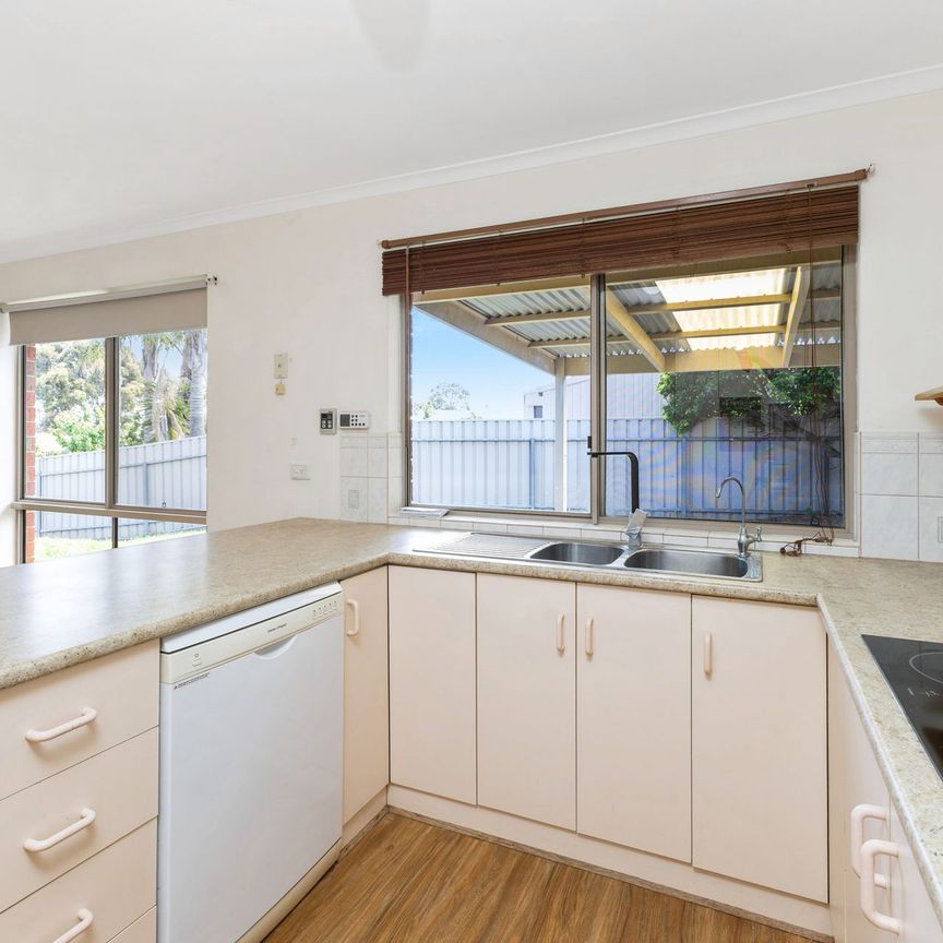 Spacious 4-Bedroom Family Home with Ducted Air Conditioning & Large Backyard - Photo 1