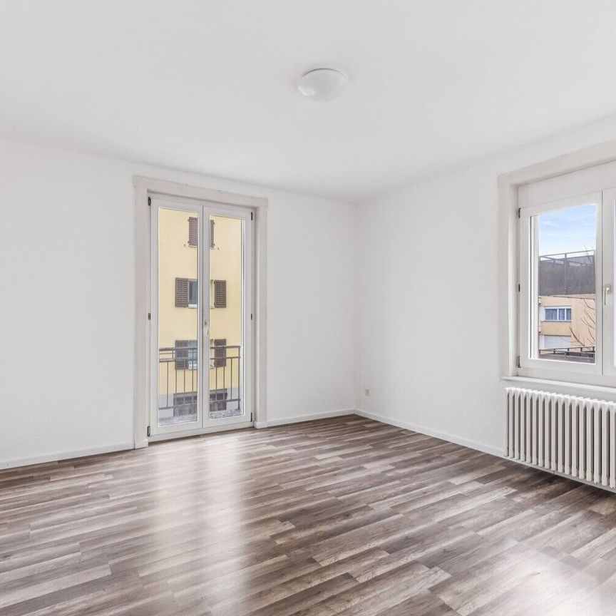 Recently renovated three-room apartment with balcony on the 1st floor, 8052 Zurich - Photo 1