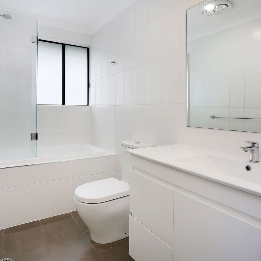 For Lease: Modern Townhouse in Prime Location - Photo 1