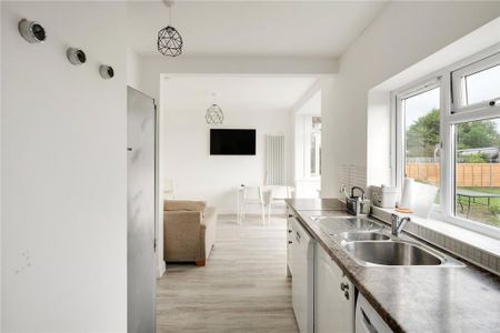 1 bedroom in a house share to rent - Photo 5