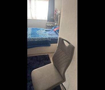 Room in a Shared House, Harts Lane, IG11 - Photo 1