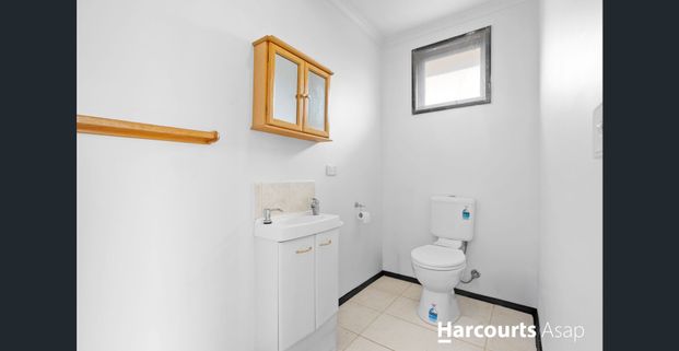 Family Living in Noble Park North - Photo 1