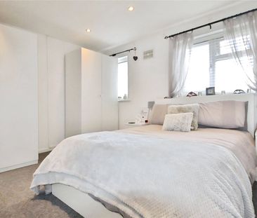 Pond Road, Egham, Surrey, TW20 8BG - Photo 4