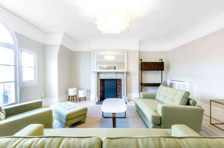 Four bedroom flat situated on the third floor of a charming period conversion - Photo 2