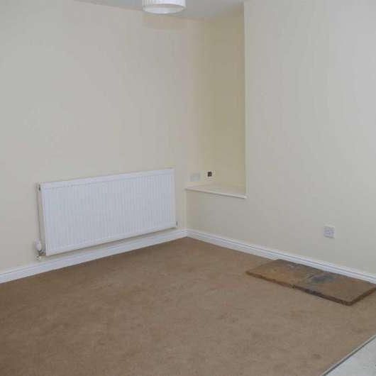 Bradford Road, Idle, BD10 - Photo 1