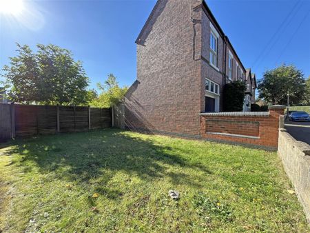 2 bedroom Semi-detached house to rent - Photo 4