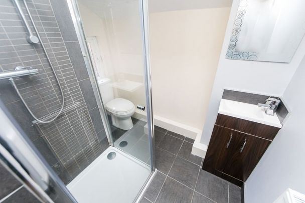 Manor Drive, Leeds - Photo 1