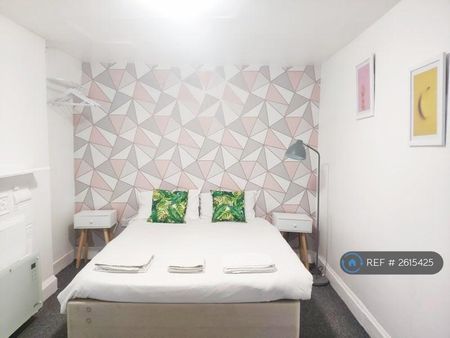 1 bedroom in a house share to rent - Photo 3