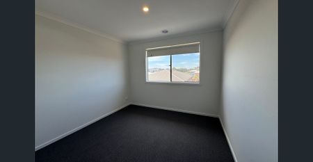 Near New Double Story Family Home - Photo 3