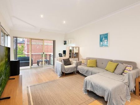 Tastefully Renovated, Oversized (218 sqm) Sun-Filled Garden Apartment With House Like Proportions, Centrally Located To All Amenities - Photo 2