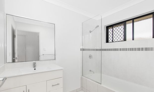 Spacious Family Living in a Quiet Street - Photo 1