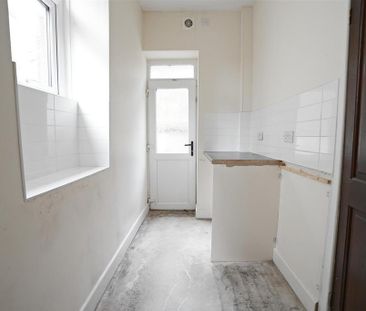 4 bedroom end of terrace house to rent - Photo 1