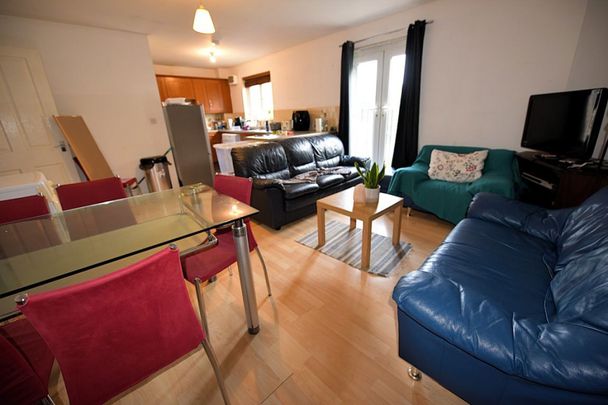 4 bedroom House in Abotts Mews, Leeds - Photo 1