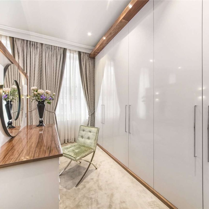 An exceptional and beautifully refurbished two bedroom apartment situated in Knightsbridge. - Photo 1