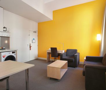 FULLY FURNISHED IN THE HEART OF THE CBD - Photo 1