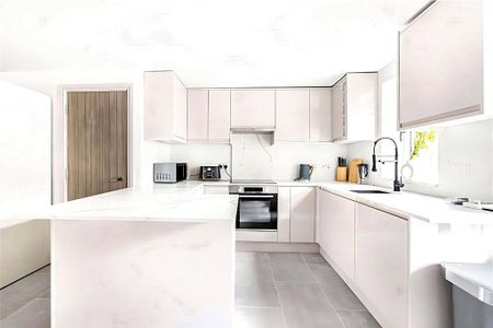 4 bedroom apartment to rent - Photo 3