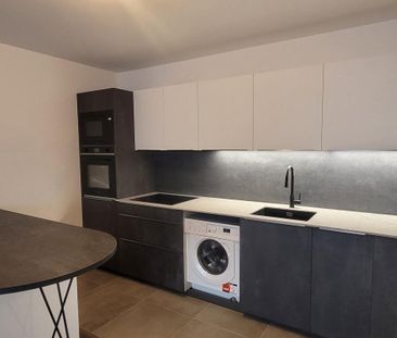 Location Appartement 3 pièces 65m² PARIS 15ème - Photo 2
