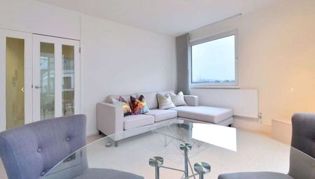 This spacious one bedroom one bathroom apartment is set on the seventh floor of this superbly located building in the heart of Westminster. - Photo 2