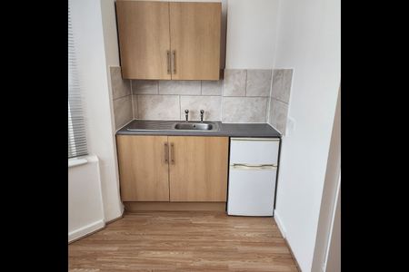 Room in a Shared House, Old Bedford Road, LU2 - Photo 4