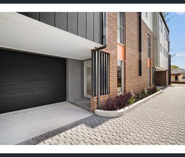 CONTEMPORARY STYLE AND SOPHISTICATION IN EXCEPTIONAL LOCATION - Photo 3