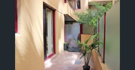 Furnished large 1-bedroom apartment with lock-up garage and private backyard - Photo 5