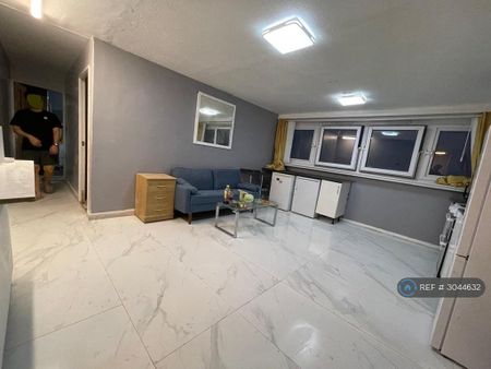 3 bedroom flat to rent - Photo 2