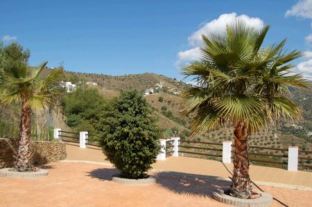 FOUR BEDROOMED HOUSE NEAR FRIGILIANA - Photo 3