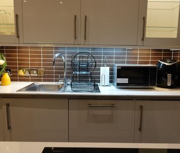 1 Bed Flat, Queen Square, BN1 - Photo 2