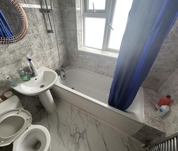 1 bedroom in a house share to rent - Photo 2