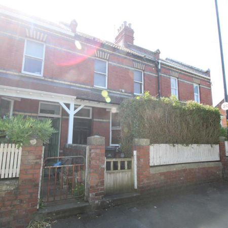 Ocean present this room in a shared house, offered furnished with access to a large garden. Virtual Viewings are available. - Photo 3