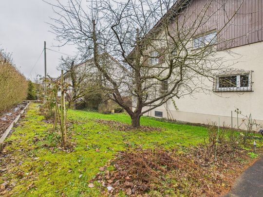 Charming single room with practical furniture in Oberweningen - Photo 1