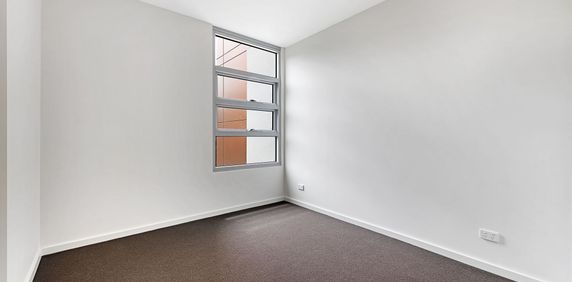 Two bedroom apartment with great views! Storage cage included - Photo 2