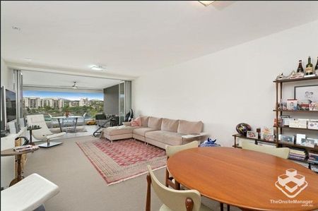 Spacious apartment living in the quiet complex of Flow â West End - Photo 3