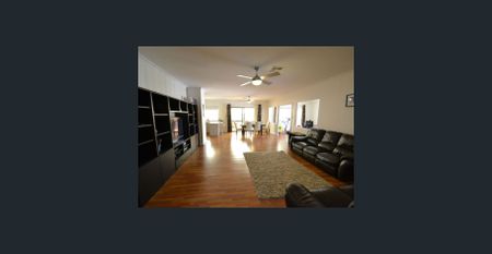 Nicely presented 4 x 2 with a POOL !!! - Photo 4