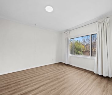Spacious Family Home Close to Bus stop - Photo 2