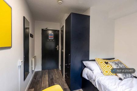 1 bedroom in a flat share to rent - Photo 3