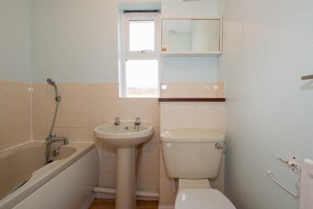 2 bedroom semi-detached house to rent - Photo 5