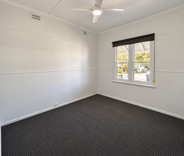 CHARMING THREE-BEDROOM HOME, BEAUTIFULLY REFRESHED THROUGHOUT - Photo 3