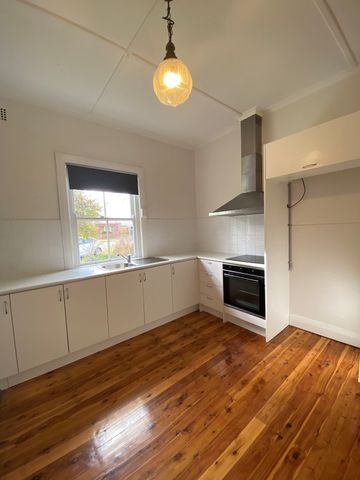 Three Bedroom Modern Home - Photo 5