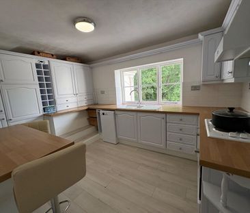 A charming 3 bedroom penthouse apartment in the prestigious Wentwor... - Photo 4