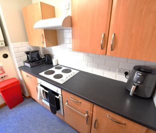 2 bedroom Flat in Flat C, Leeds - Photo 4