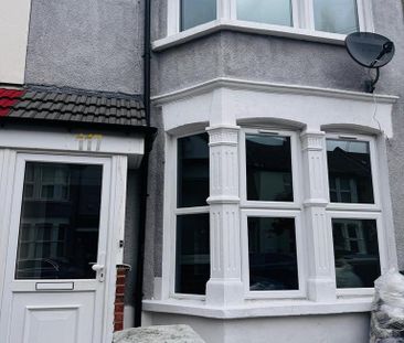 3 bedroom terraced house to rent - Photo 3
