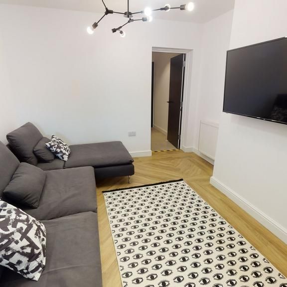 4 bedroom flat to rent - Photo 1