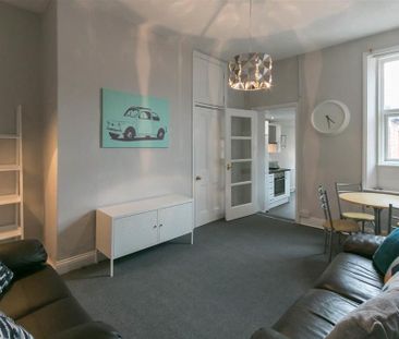 3 bedroom flat to rent - Photo 4