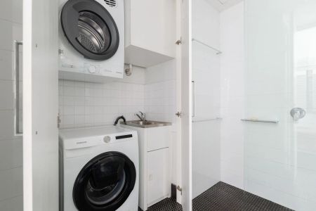 Sleek urban living in Potts Point's acclaimed `The Hampton' - Photo 2