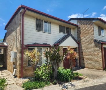 This comfortable 3-bedroom townhouse is in a perfect location - Photo 2