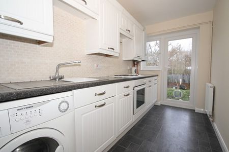 Fitzjohn Close, Guildford - Photo 3